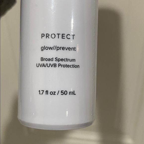 New and sealed DRMTLGY Universal Tinted Moisturizer SPF 46 - Picture 10 of 10